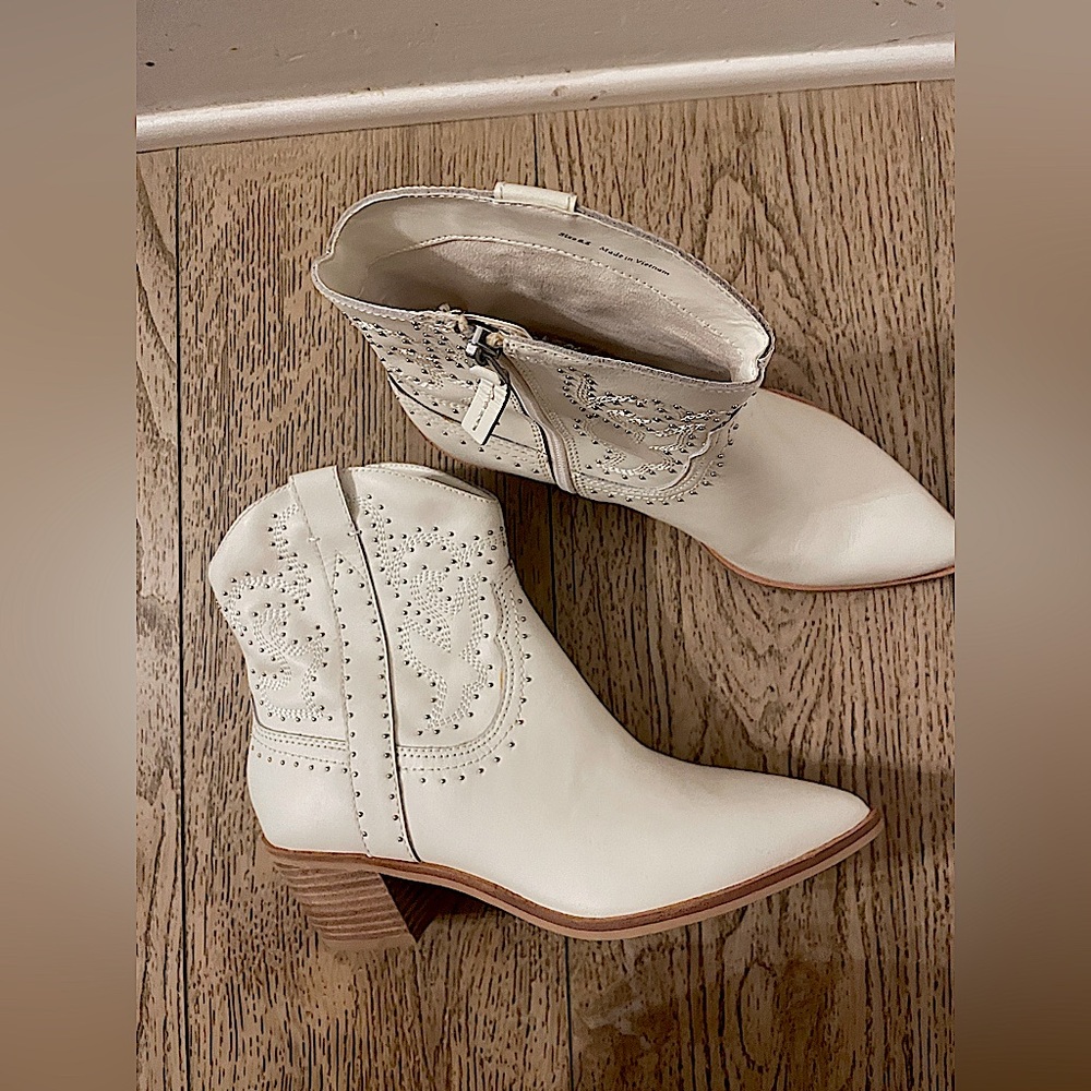 (LIKE NEW) Dolce Vita Solow Stud Western Boot Size 8.5 (NWOT) Never worn. - Picture 10 of 11